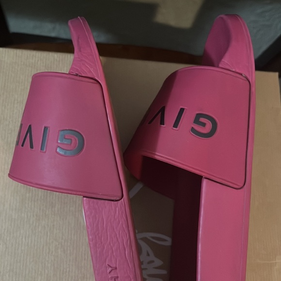 Givenchy slides preloved - Picture 10 of 10